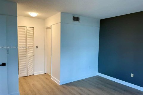 Condo in Plantation, Florida, 2 bedrooms  № 1974921 - photo 10