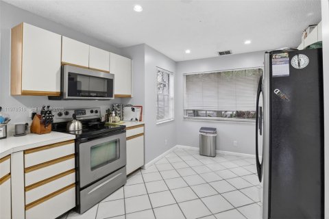 House in Davie, Florida 3 bedrooms, 180.51 sq.m. № 2044424 - photo 18