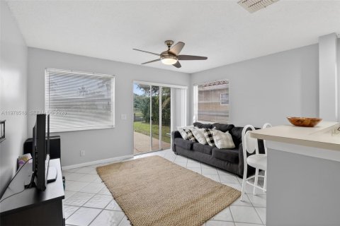 House in Davie, Florida 3 bedrooms, 180.51 sq.m. № 2044424 - photo 15