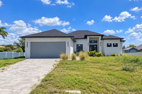 Villa ou maison à Cape Coral, Floride 4 chambres, 195.75 m2 № 2437133