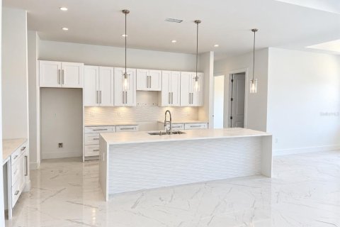 Villa ou maison à vendre à Cape Coral, Floride: 4 chambres, 195.75 m2 № 2437133 - photo 4