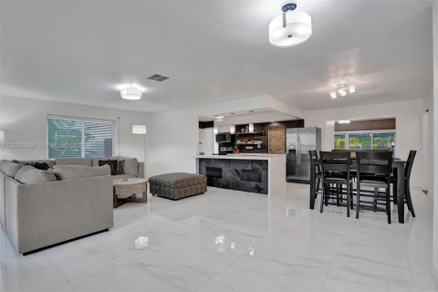 Casa en venta en Hollywood, Florida, 4 dormitorios, 184.23 m2 № 2065340 - foto 16