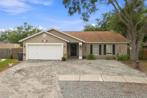 House in Brandon, Florida 4 bedrooms, 135.45 sq.m. № 2299964
