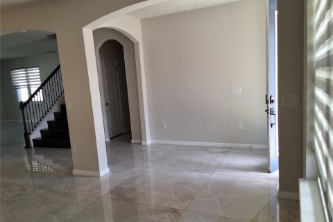 Casa en venta en Kissimmee, Florida, 5 dormitorios, 287.25 m2 № 2157532 - foto 4