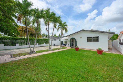 Villa ou maison à vendre à Miami, Floride: 5 chambres, 287.25 m2 № 1808973 - photo 1