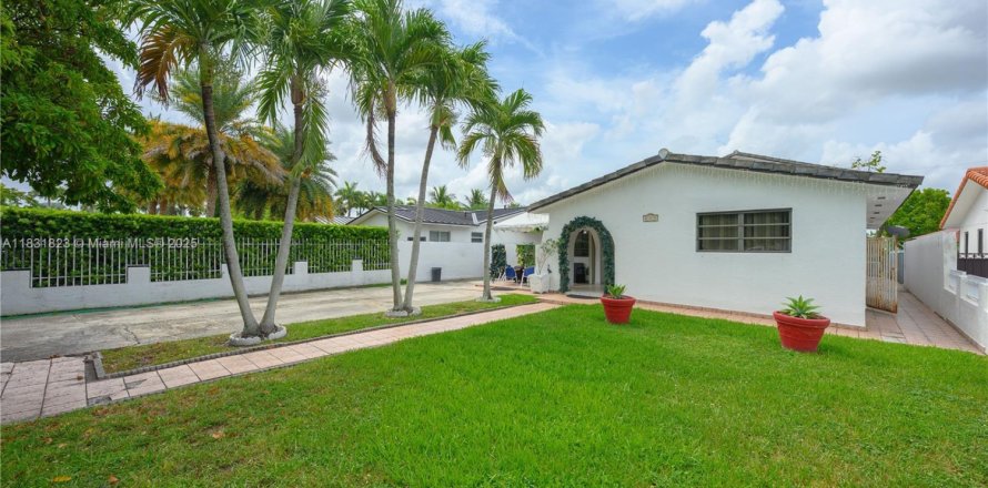 Villa ou maison à Miami, Floride 5 chambres, 287.25 m2 № 1808973