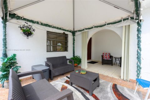 Villa ou maison à vendre à Miami, Floride: 5 chambres, 287.25 m2 № 1808973 - photo 2
