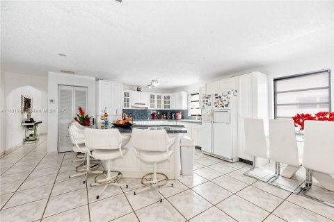 Villa ou maison à vendre à Miami, Floride: 5 chambres, 287.25 m2 № 1808973 - photo 13