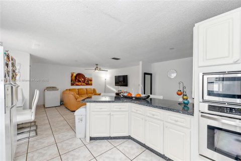 Villa ou maison à vendre à Miami, Floride: 5 chambres, 287.25 m2 № 1808973 - photo 15