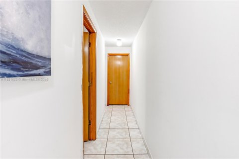Villa ou maison à vendre à Miami, Floride: 5 chambres, 287.25 m2 № 1808973 - photo 21
