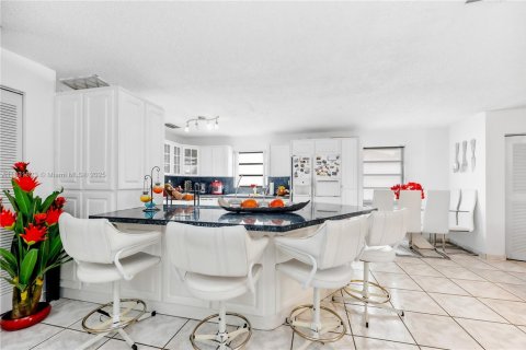 Villa ou maison à vendre à Miami, Floride: 5 chambres, 287.25 m2 № 1808973 - photo 11