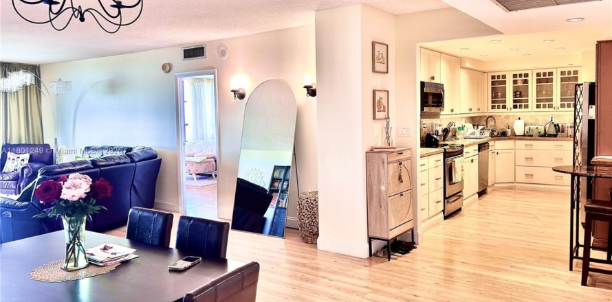 Condo à Hallandale Beach, Floride, 2 chambres  № 2090453