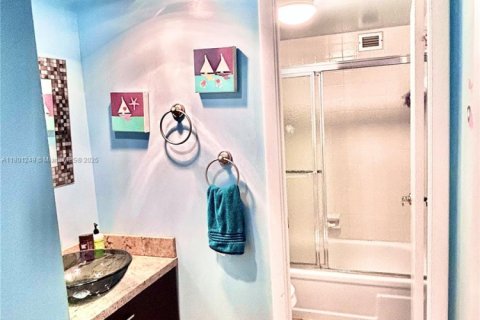 Copropriété à vendre à Hallandale Beach, Floride: 2 chambres, 130.06 m2 № 2090453 - photo 11