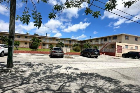 Condo in Miami, Florida, 1 bedroom  № 2170520 - photo 2