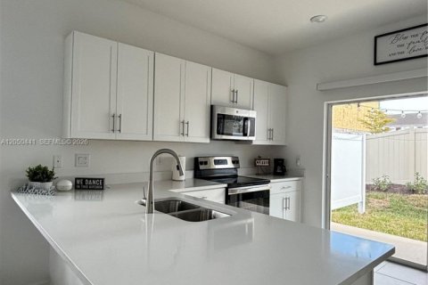 Touwnhouse à vendre à Sarasota, Floride: 2 chambres № 2252358 - photo 9