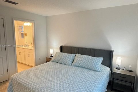 Touwnhouse à vendre à Sarasota, Floride: 2 chambres № 2252358 - photo 15