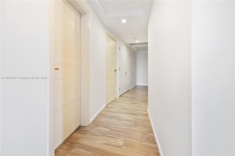 Condo in Miami, Florida, 3 bedrooms  № 1922831 - photo 12