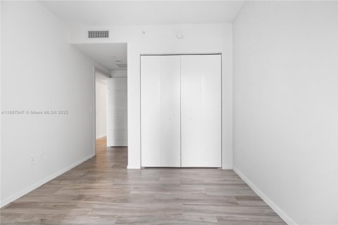 Condo in Miami, Florida, 3 bedrooms  № 1922831 - photo 29