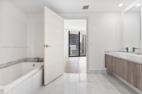 Condo in Miami, Florida, 3 bedrooms  № 1922831 - photo 26