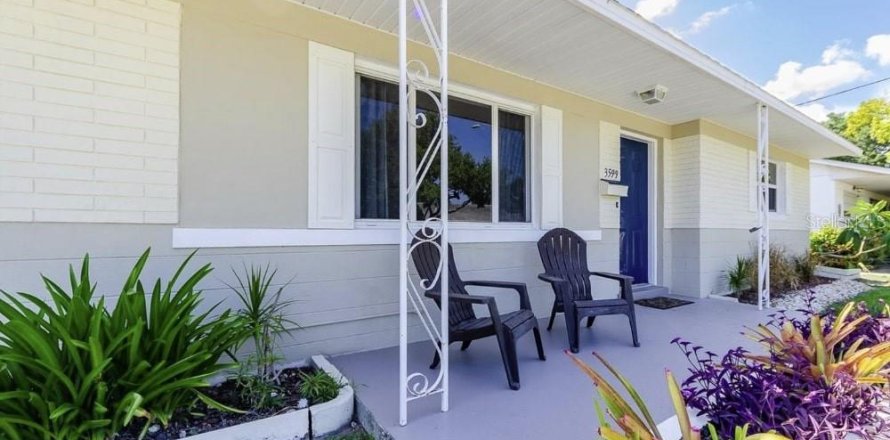House in Saint Petersburg, Florida 2 bedrooms, 99.96 sq.m. № 1661986