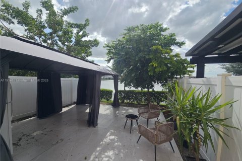 Casa en alquiler en Hialeah, Florida, 3 dormitorios, 137.77 m2 № 1969872 - foto 22