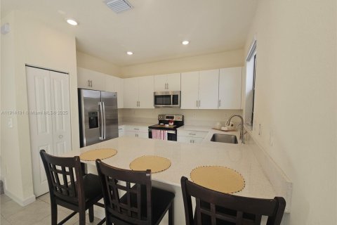 Casa en alquiler en Hialeah, Florida, 3 dormitorios, 137.77 m2 № 1969872 - foto 18