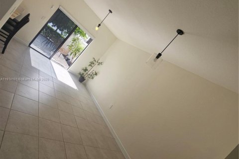 Casa en alquiler en Hialeah, Florida, 3 dormitorios, 137.77 m2 № 1969872 - foto 15