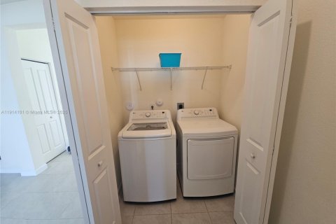 Casa en alquiler en Hialeah, Florida, 3 dormitorios, 137.77 m2 № 1969872 - foto 13