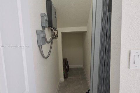 Casa en alquiler en Hialeah, Florida, 3 dormitorios, 137.77 m2 № 1969872 - foto 12