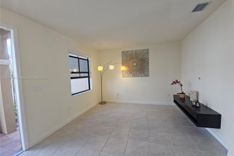 Casa en alquiler en Hialeah, Florida, 3 dormitorios, 137.77 m2 № 1969872 - foto 9