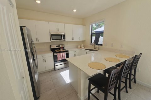 Casa en alquiler en Hialeah, Florida, 3 dormitorios, 137.77 m2 № 1969872 - foto 17