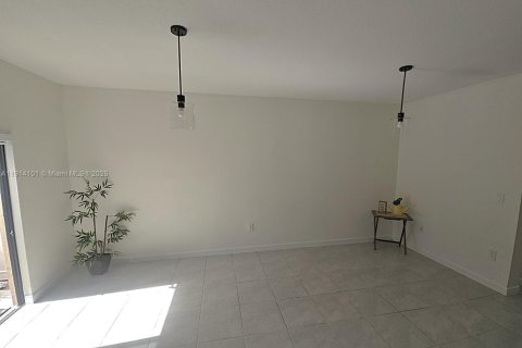 Casa en alquiler en Hialeah, Florida, 3 dormitorios, 137.77 m2 № 1969872 - foto 14