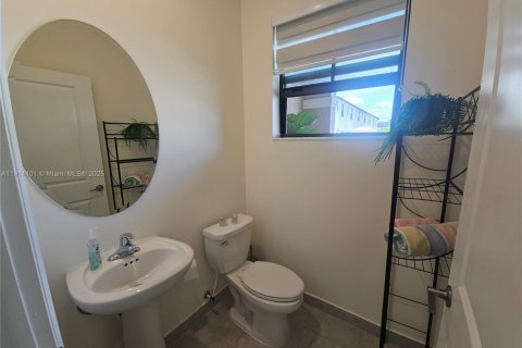 Casa en alquiler en Hialeah, Florida, 3 dormitorios, 137.77 m2 № 1969872 - foto 11