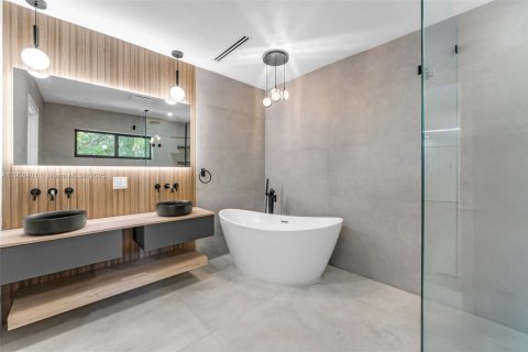 House in Pinecrest, Florida 4 bedrooms, 416.2 sq.m. № 1965792 - photo 28