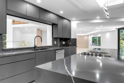 House in Pinecrest, Florida 4 bedrooms, 416.2 sq.m. № 1965792 - photo 9