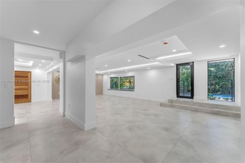 House in Pinecrest, Florida 4 bedrooms, 416.2 sq.m. № 1965792 - photo 18