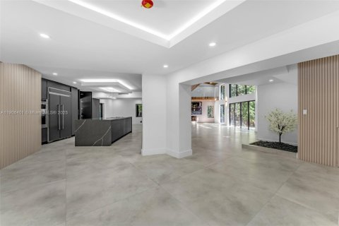 House in Pinecrest, Florida 4 bedrooms, 416.2 sq.m. № 1965792 - photo 6