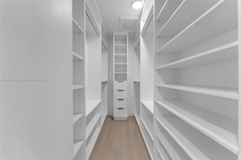 House in Pinecrest, Florida 4 bedrooms, 416.2 sq.m. № 1965792 - photo 26