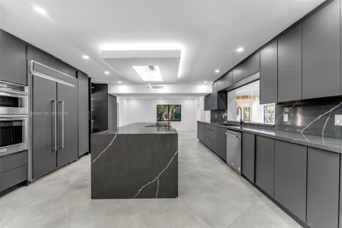 House in Pinecrest, Florida 4 bedrooms, 416.2 sq.m. № 1965792 - photo 7