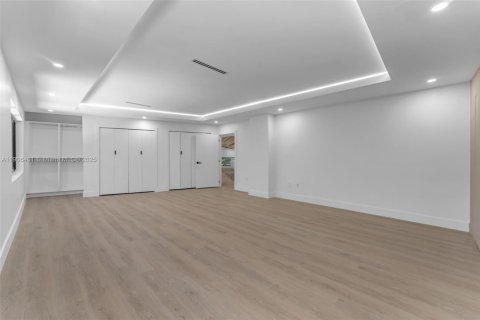 House in Pinecrest, Florida 4 bedrooms, 416.2 sq.m. № 1965792 - photo 24