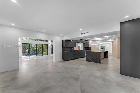 House in Pinecrest, Florida 4 bedrooms, 416.2 sq.m. № 1965792 - photo 11