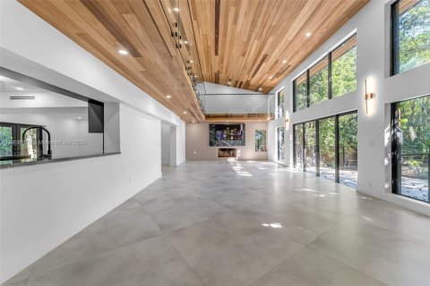 House in Pinecrest, Florida 4 bedrooms, 416.2 sq.m. № 1965792 - photo 16