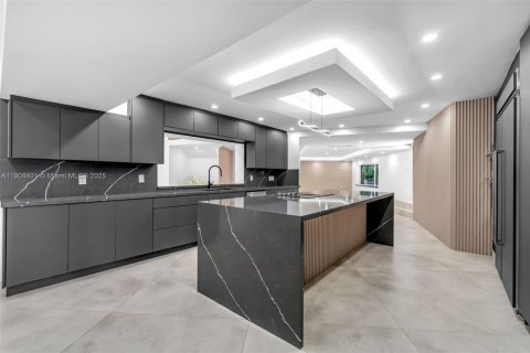 House in Pinecrest, Florida 4 bedrooms, 416.2 sq.m. № 1965792 - photo 8
