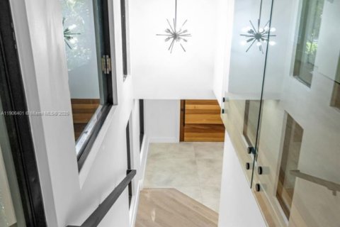 House in Pinecrest, Florida 4 bedrooms, 416.2 sq.m. № 1965792 - photo 21