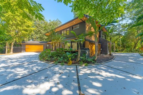 House in Pinecrest, Florida 4 bedrooms, 416.2 sq.m. № 1965792 - photo 1