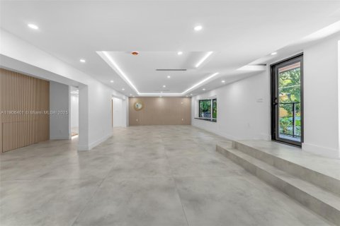 House in Pinecrest, Florida 4 bedrooms, 416.2 sq.m. № 1965792 - photo 19