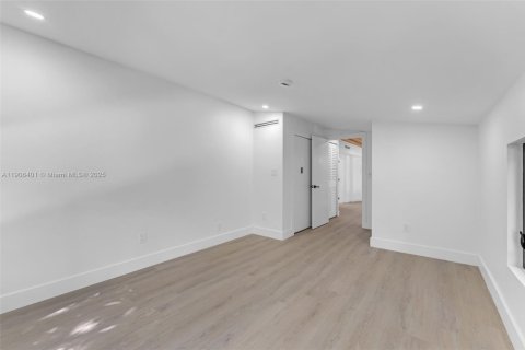 House in Pinecrest, Florida 4 bedrooms, 416.2 sq.m. № 1965792 - photo 30