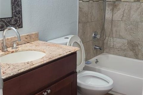 Condo in Tampa, Florida, 2 bedrooms  № 1113905 - photo 9