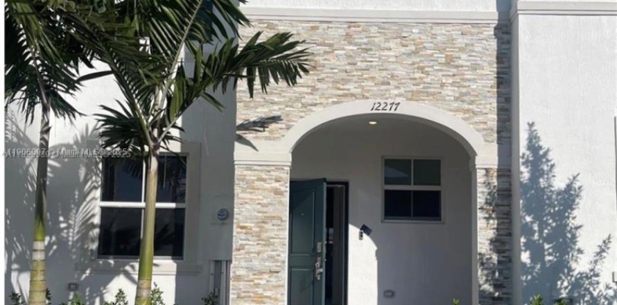 Townhouse in Miami, Florida 3 bedrooms, 137.77 sq.m. № 2081996