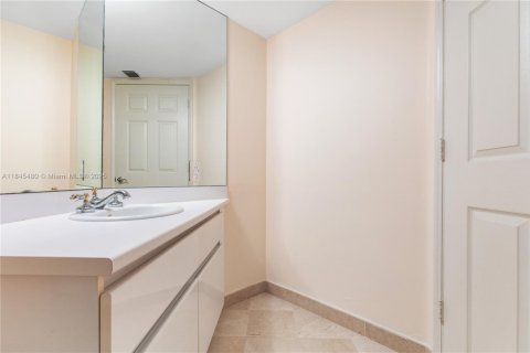 Condo in Sunny Isles Beach, Florida, 2 bedrooms  № 1841021 - photo 10